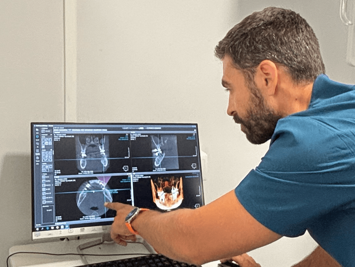 Doctor mostrando Tac